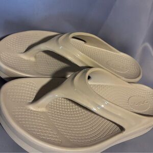 Oofos Women's Cream Athletic Sandals